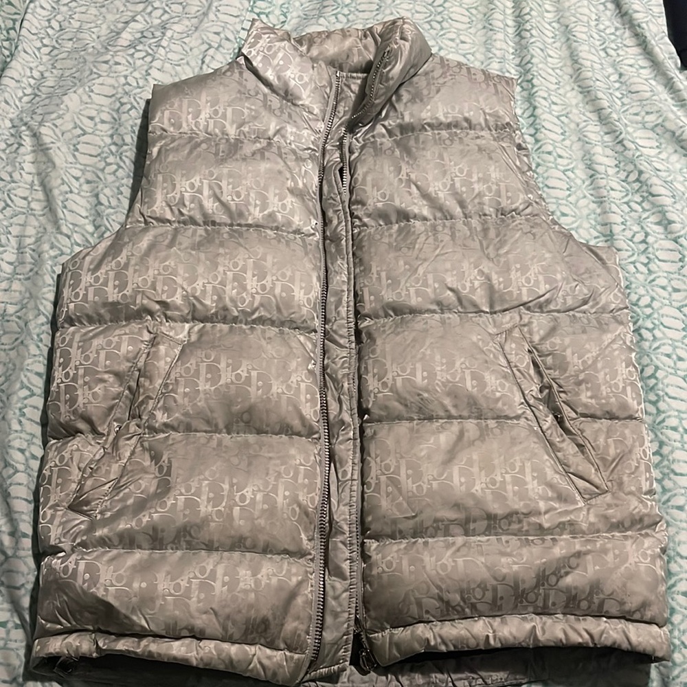 It’s a size 48 it’s in great condition wore 3 times